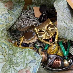 Vintage Jewelry Lot 1+pound ready to wear lot D